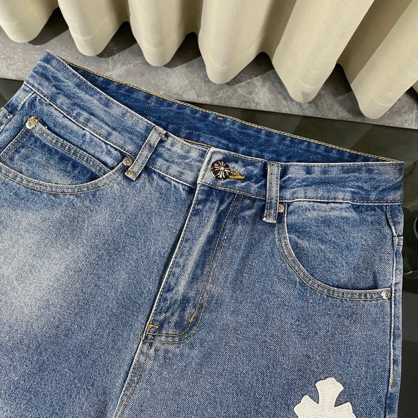🅿️280 chrome hearts 2025 new city limited classic leather label jeans vi Top heavy industry fashionable design] Consistent high street luxury style creation. Speaking of this style, the Zangyin family and GU family are definitely among the leading representative brands. Especially the Zangyin family has really achieved a state-of-the-art effect in creating high street style. It is made of unique washed materials. The color system of this model is already quite eye-catching. After it is decorated with patchwork cross flowers, it cleverly highlights the charm of the brand. Secondly, this model uses classic The classic high-waist cutting design highlights the long legs and the fashionable temperament of the upper body. The brand is highly recognizable and the slim fit configuration is more suitable for daily wear. This product is a product that interprets personality, fashion, and specifications at a glance. This single product is enough to make any fan excited. It can be a white T-shirt for youthful preppy style, or a tight sling for royal lady style. It has strong matching ability and can be easily controlled by men.  [Material and craftsmanship] Needless to say, this point goes without saying. As an excellent craftsman brand, Zangyin has really perfect requirements for details and craftsmanship. The washed color of this model has gone through so many processes, not to mention the embellishment of the denim appliqués. It is also purely handmade and sewn. Just like what they believe in, only handmade things have soul and have the meaning of wear. A top-notch heavy-duty fashionable denim item, I look forward to your perfect interpretation! !  Size:28-34